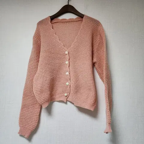핑크색 니트 가디건 진주 버튼 장식 F