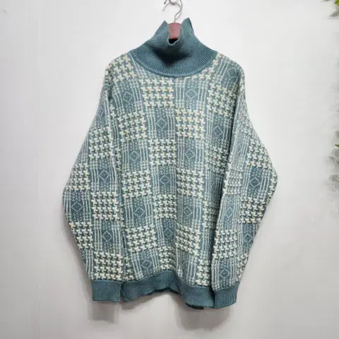 도쿄크로스 체크 패턴 터틀넥 니트