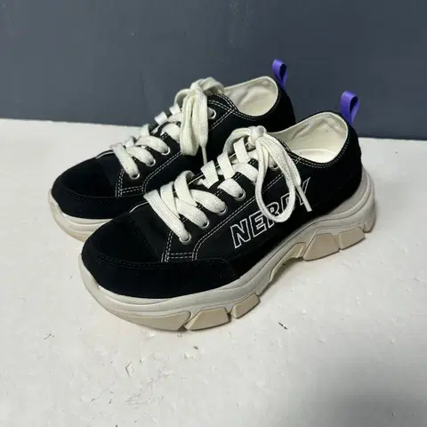 245 널디 엔디와이 젤리그 블랙 스니커즈