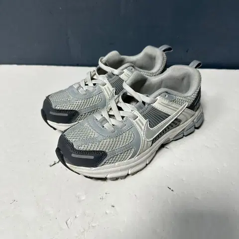 210 나이키 키즈 줌 보메로5 실버 스니커즈