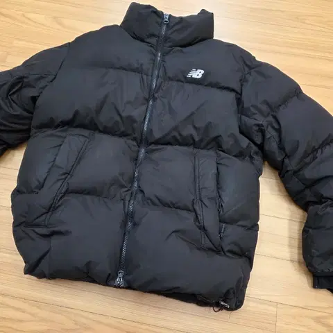 뉴발란스 패딩 블랙 색상, 사이즈는 100(L)입니다- 충전재는 거위털