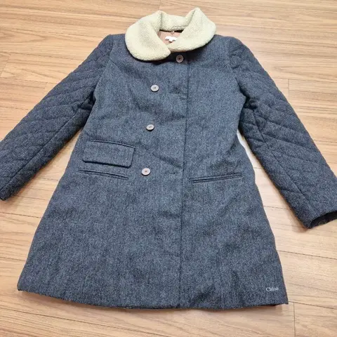 끌로에 여아 코트 14사이즈입니다회색 톤의 코트로, 부드러운 칼라가 포