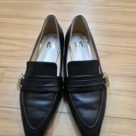 미소페 여성 블랙 로퍼 230mm입니다금장 장식이 포인트로 되어있고,