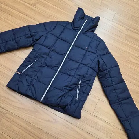 타미힐피거 여성 패딩입니다네이비 색상이고 사이즈는 164입니다퀼팅 디