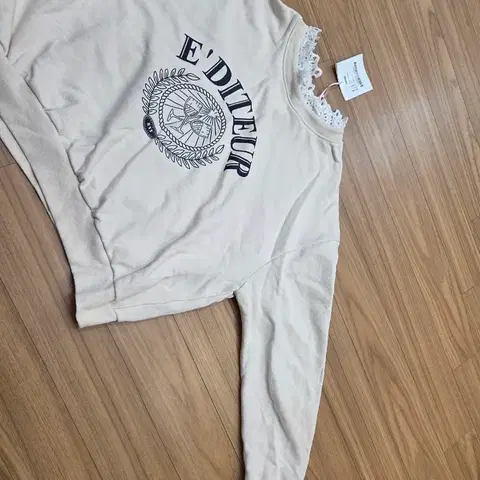 OZOC 브랜드의 아이보리 색상 맨투맨 티셔츠입니다- FREE 사이즈