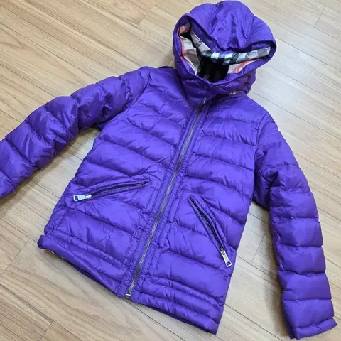 버버리 칠드런 여아 패딩입니다- 사이즈는 10Y (140cm)입니다-