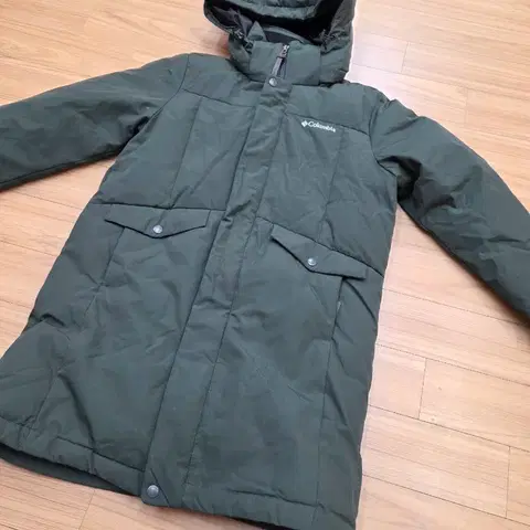 콜롬비아 아동용 패딩 150 사이즈입니다색상은 카키색이며, 12-13세