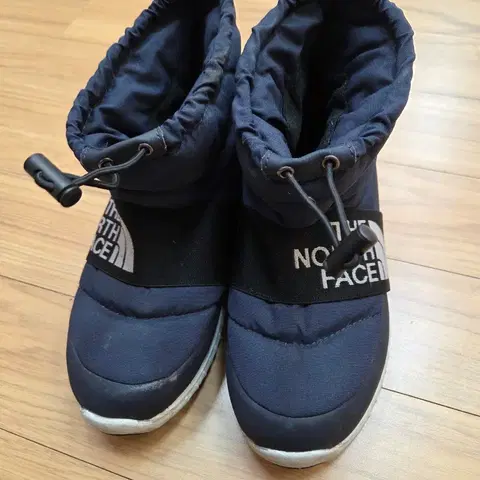 노스페이스 방한 부츠 네이비 색상 240mm입니다- 모델명은 NS99