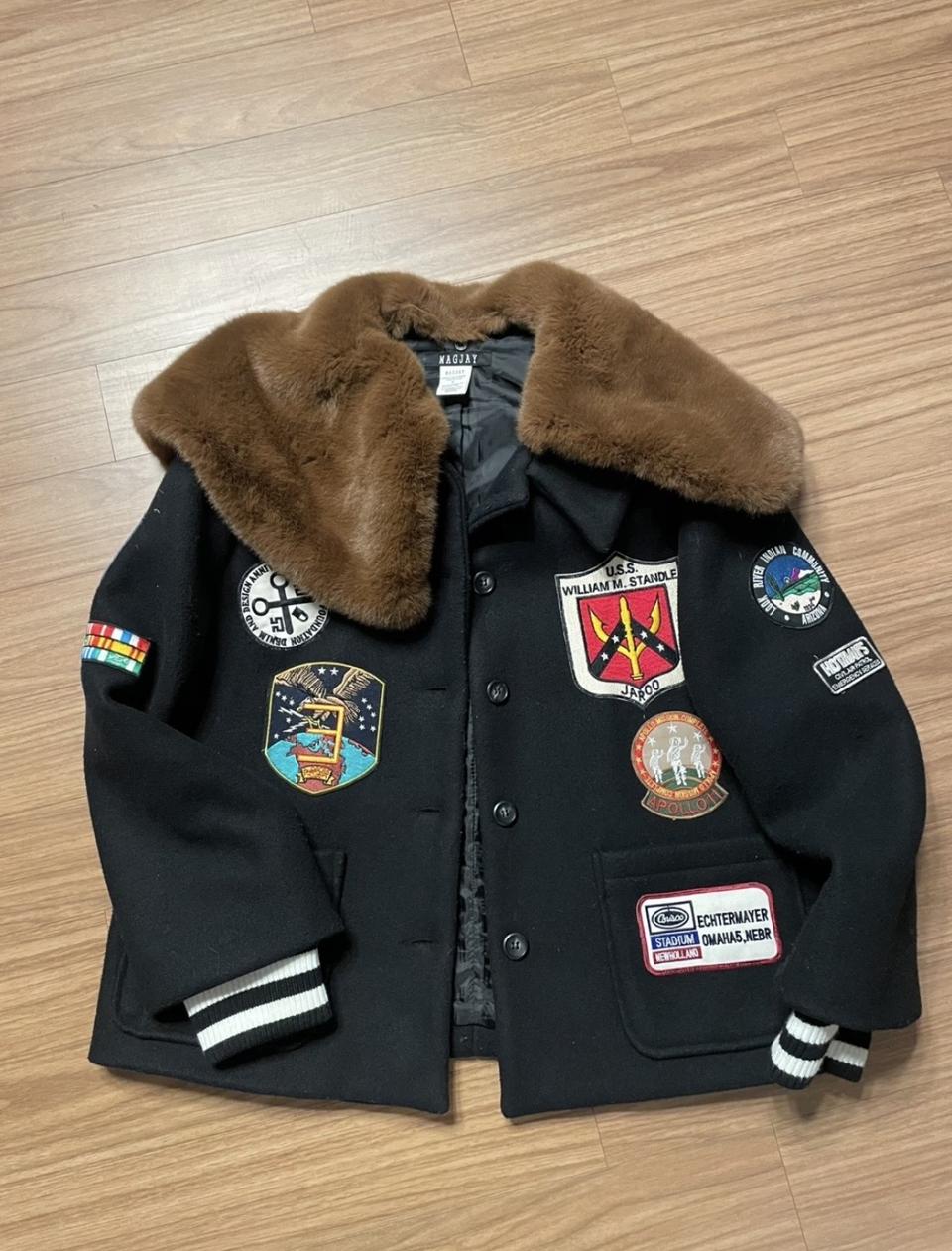 MAGJAY 퍼 칼라 패치 자켓 블랙