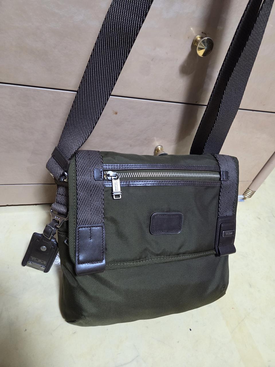 투미 정품 알파브라보 플랩 크로스바디 거의새제품