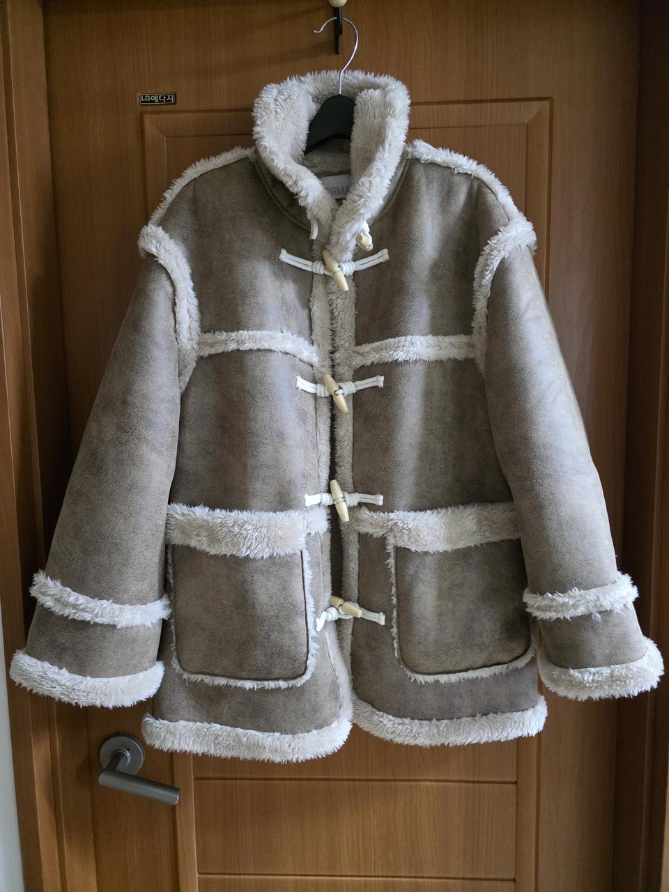 (새상품) 진베이지 리버시블 떡볶이 롱 무스탕(국내 상품)