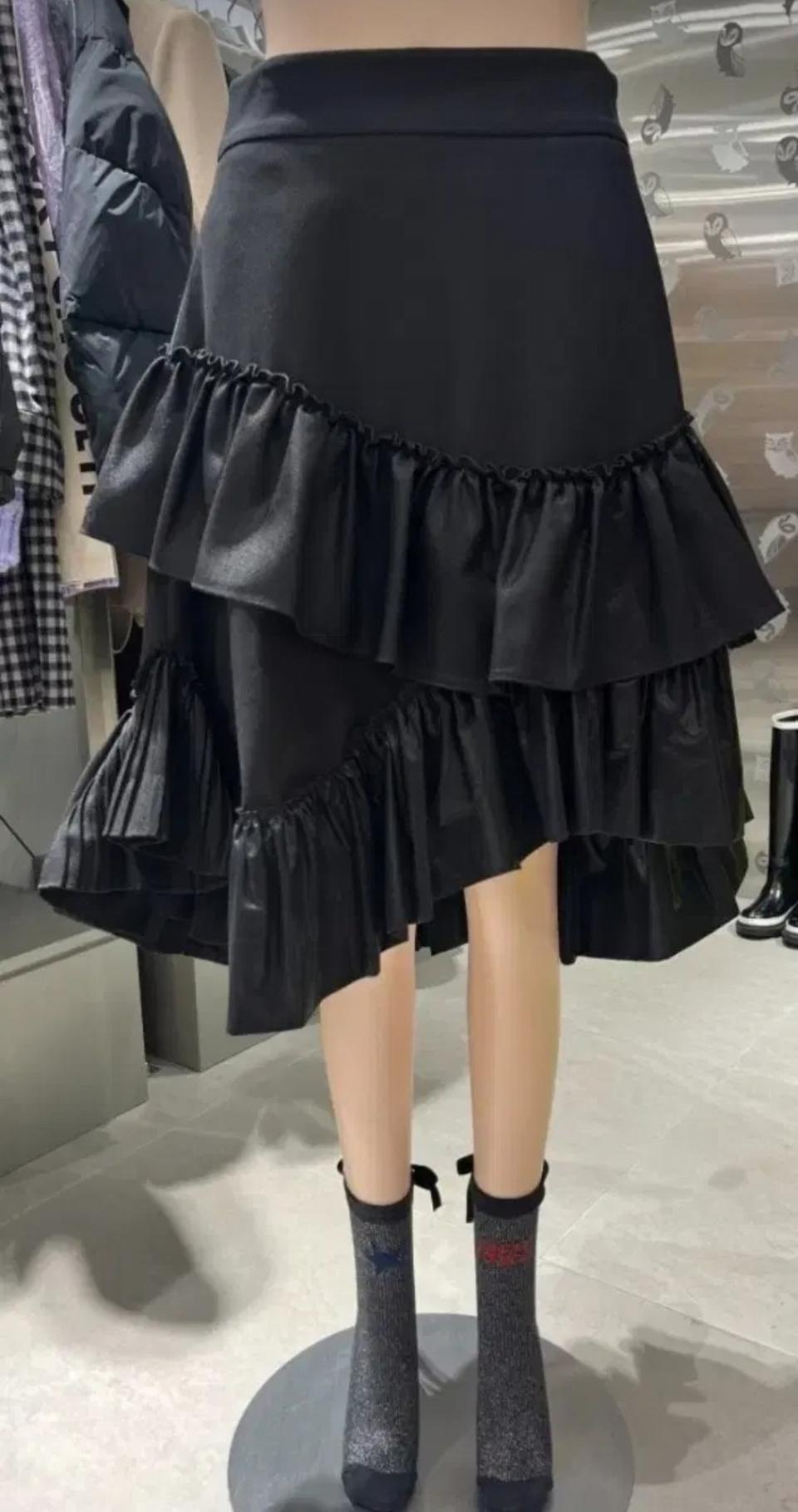 럭키슈에뜨 셔링 플리츠 믹싱 패브릭 언발란스 스커트 55사이즈 블랙컬러