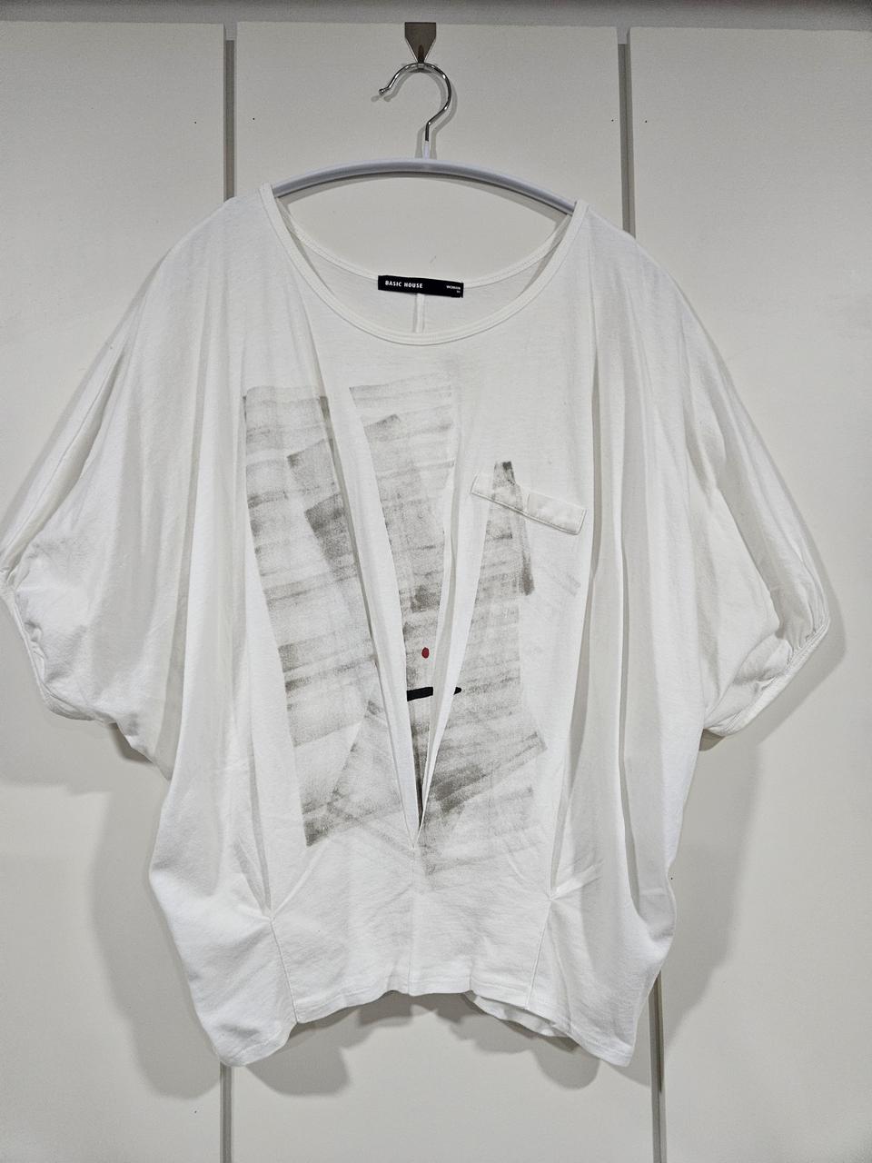 베이직하우스 흰색 프린팅 가오리 핏 반팔 티셔츠