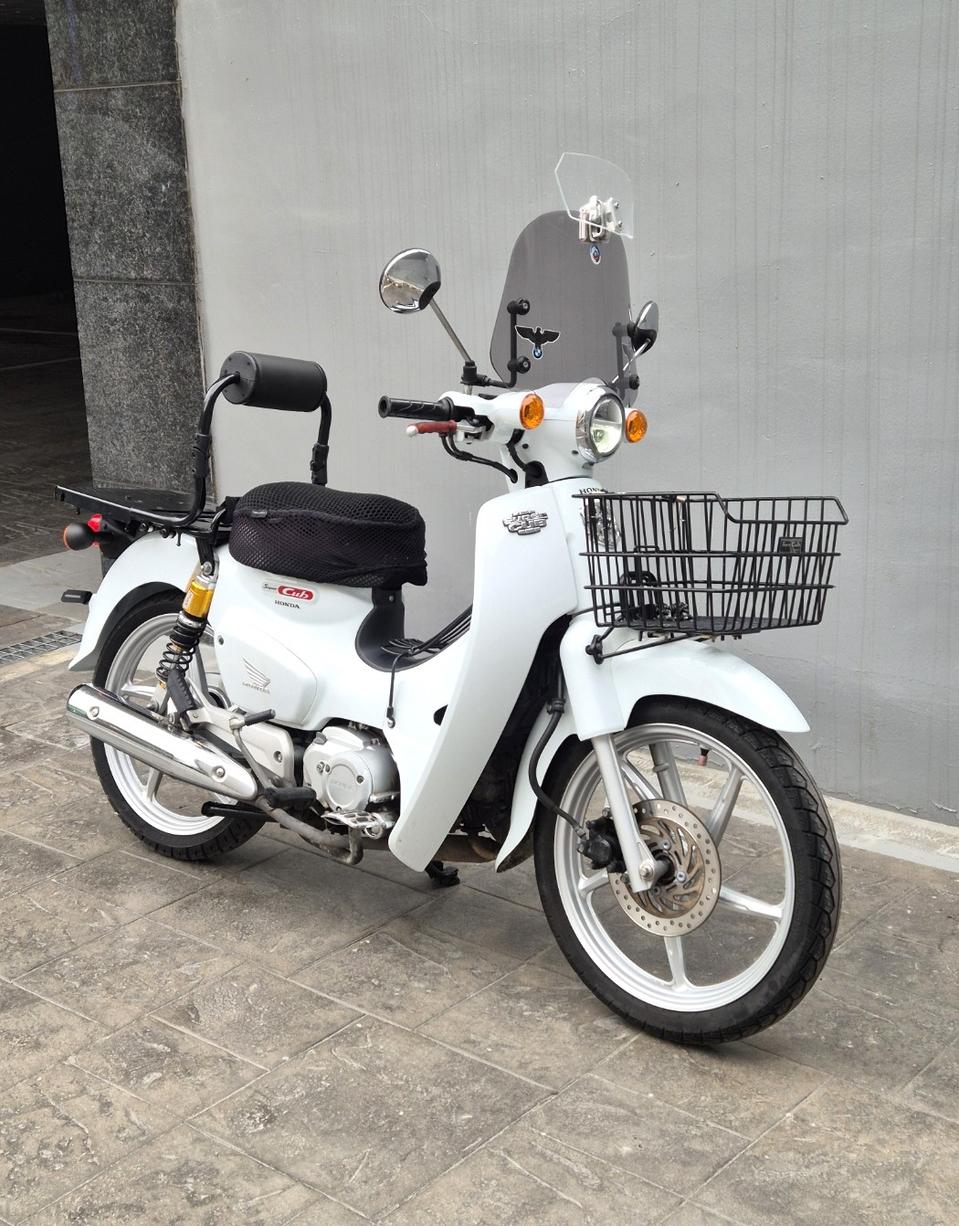 2022년식 화이트 슈퍼커브 판매합니다.