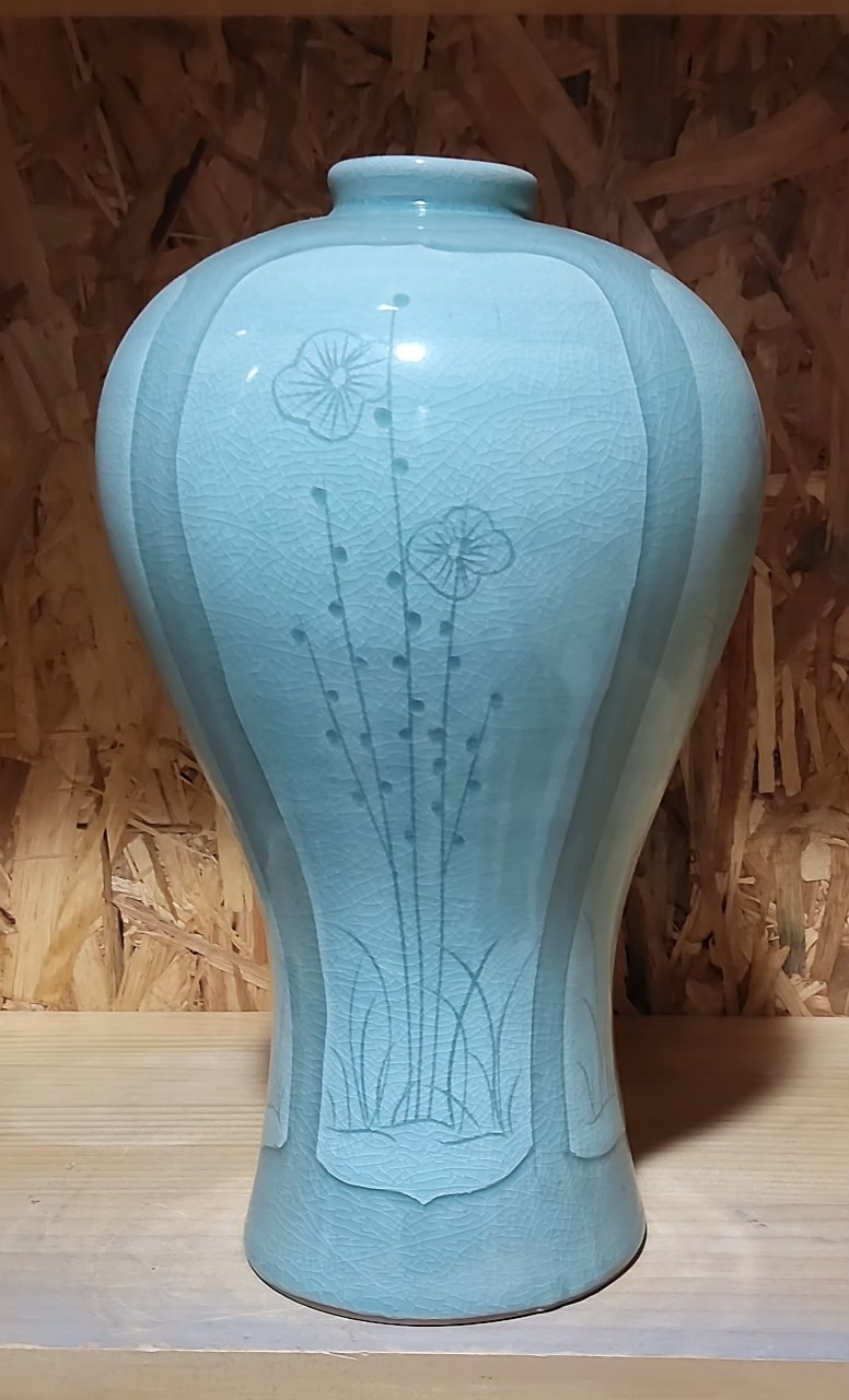 청자꽃무늬도자기