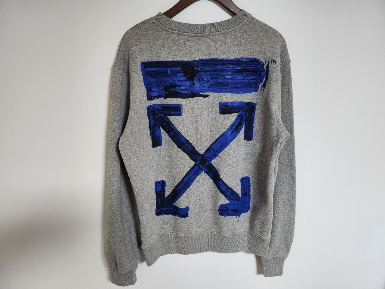 [L] 오프화이트 그레이 아크릴 애로우 맨투맨