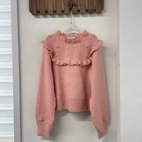 앤아더스토리즈 자수 러플 니트