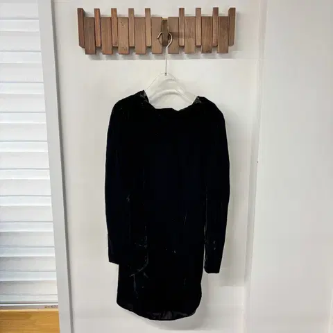 럭키슈에뜨 블랙 벨벳 타이디테일 원피스