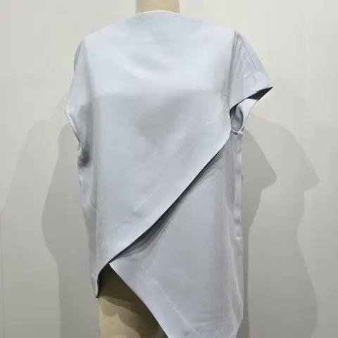 엔폴드 언발란스 랩 스타일 블라우스 하늘색