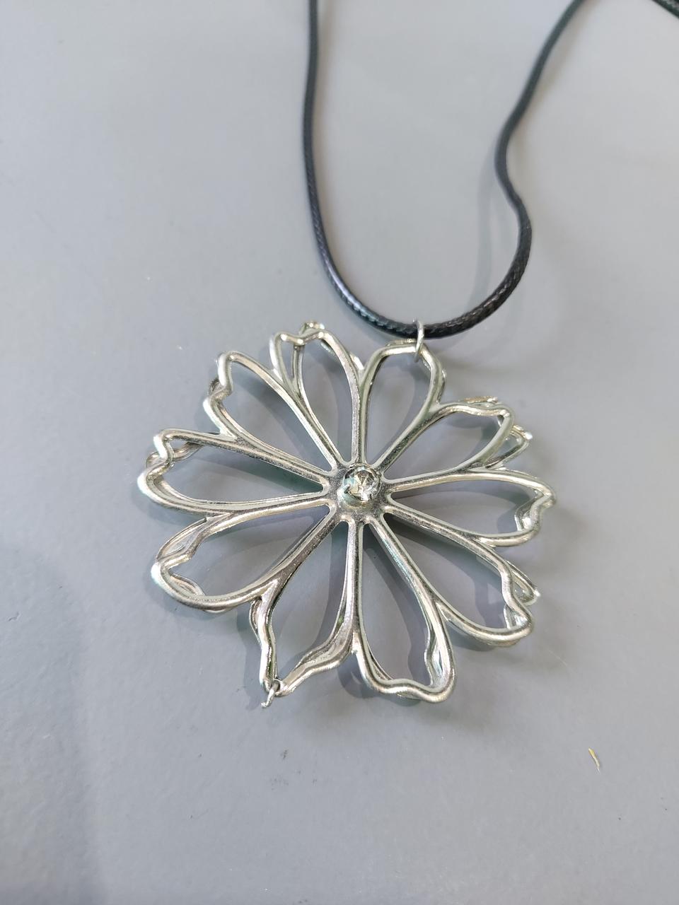 써지클 문양 가죽목걸이 입니다