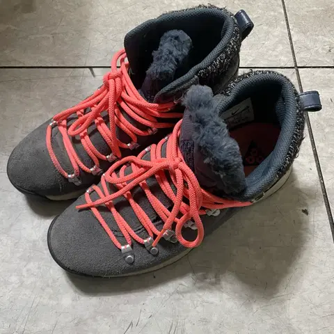 나이키 ACG 줌 미드 아스토리아 운동화255