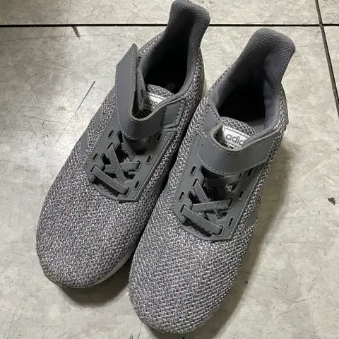 아디다스 그레이 키즈 운동화신발 205