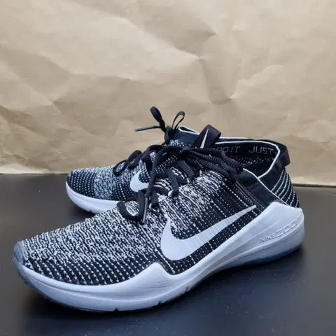 나이키 에어줌 피어리스 플라이니트2 230