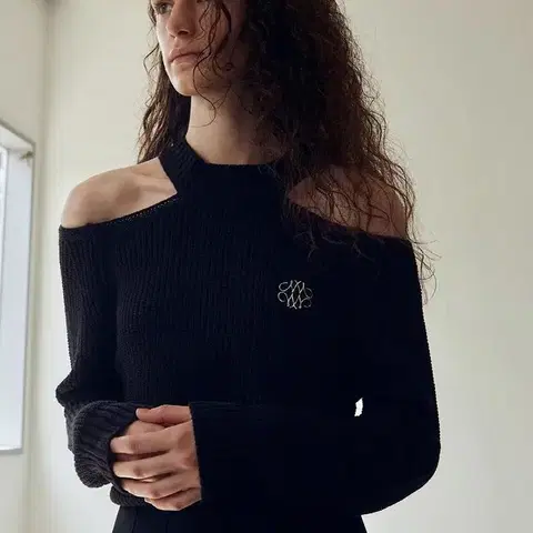 닉앤니콜 어깨트임 오프숄더 컷아웃 니트