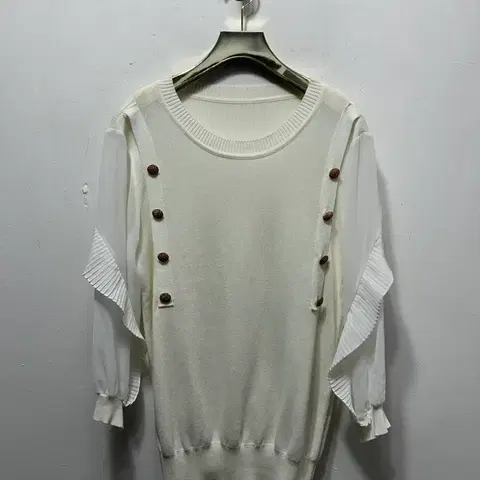 화이트 버튼 포인트 니트 여성