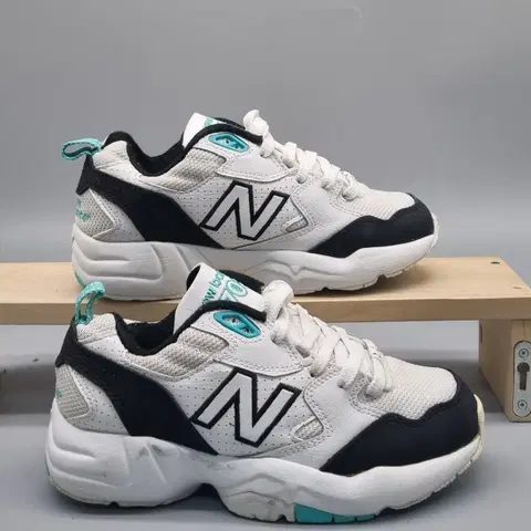 뉴발란스 708 여성운동화230