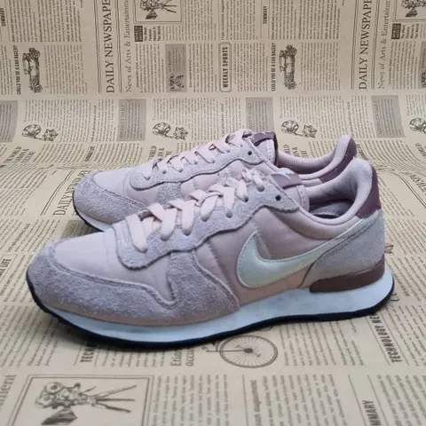 나이키 인터내셔널리스트 핑크 스니커즈240