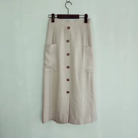 [SOOS 수스] 베이지 버튼 포켓 미디 롱스커트 여성 뒷밴딩
