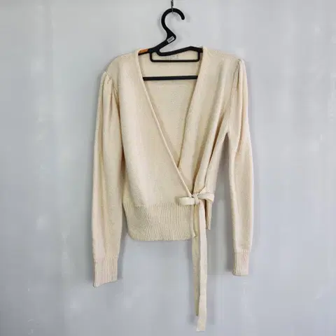 0557 플라스틱아일랜드 퍼프소매 랩 니트 가디건 아이보리