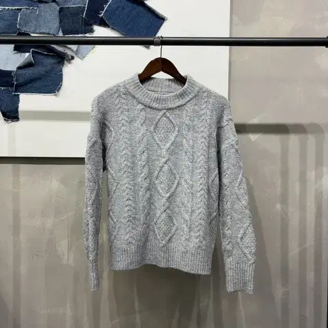 (85) 에잇세컨즈 여성 캐주얼 케이블 꽈배기 울 라운드 니트
