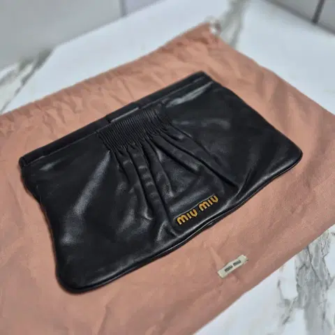 (정품) 미우미우 블랙 마테라쎄 클러치