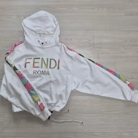 (정품) 펜디 플라워 크롭 후드티 XS