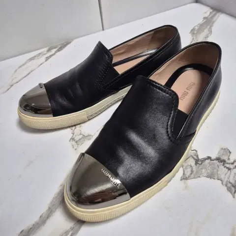 (정품) 미우미우 블랙 메탈토 슬립온 37.5