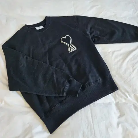 (정품) 아미 블랙 하트 맨투맨 . 싸이즈 XL