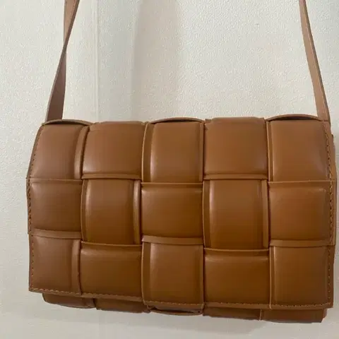 위빙 디자인 크로스백 브라운