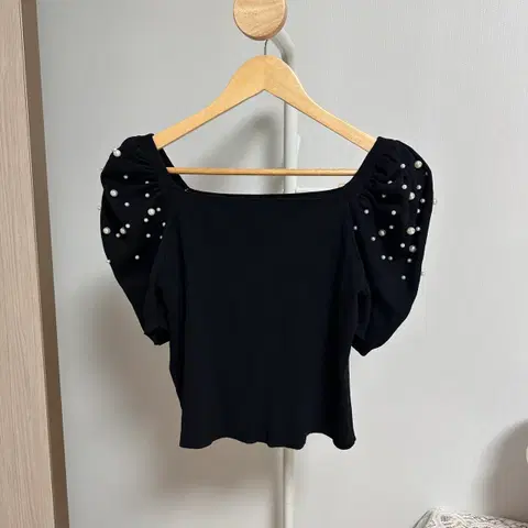 스퀘어넥 진주퍼프반팔니트 블랙