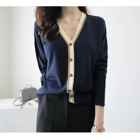 배색 브이넥 니트 가디건 네이비