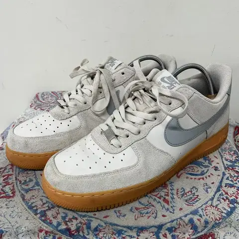 나이키 에어포스 1 '07 LV8 팬텀 스니커즈 290 E01528