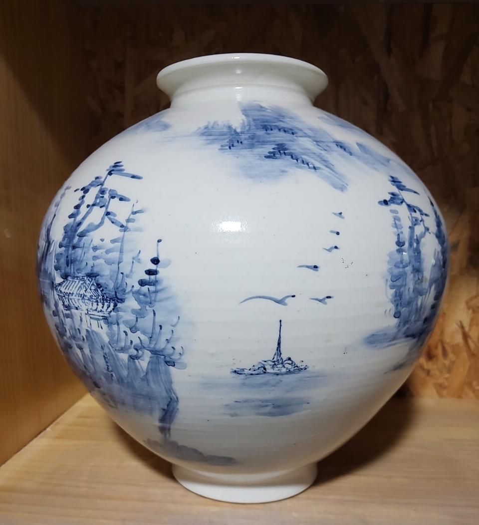 청화백자 산수문 도자기