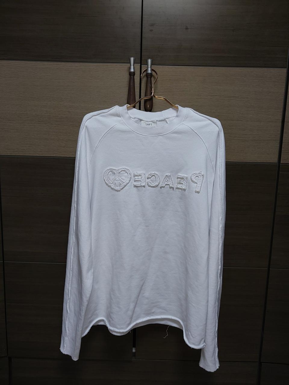 7.APT의 흰색 맨투맨 티셔츠 프리사이즈