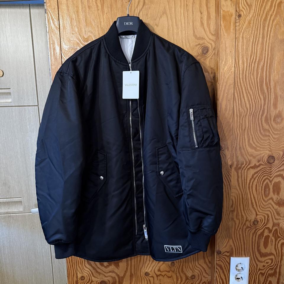 발렌티노 23 f/w VLTN 봄버 자켓 판매 합니다.