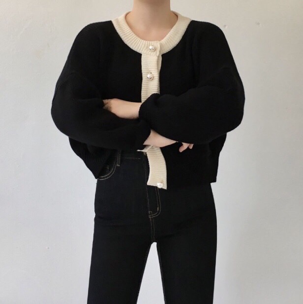 블랙 배색 진주 단추 라운드넥 가디건