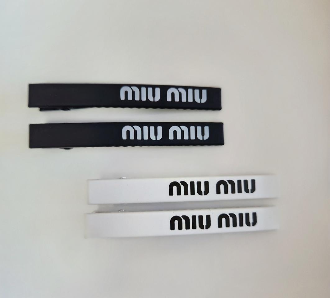 미우미우 헤어핀