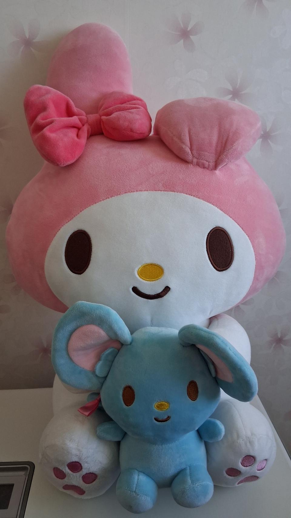 산리오의 마이멜로디 프렌즈 봉제인형입니다. 마이멜로디가 작은 파란색 쥐