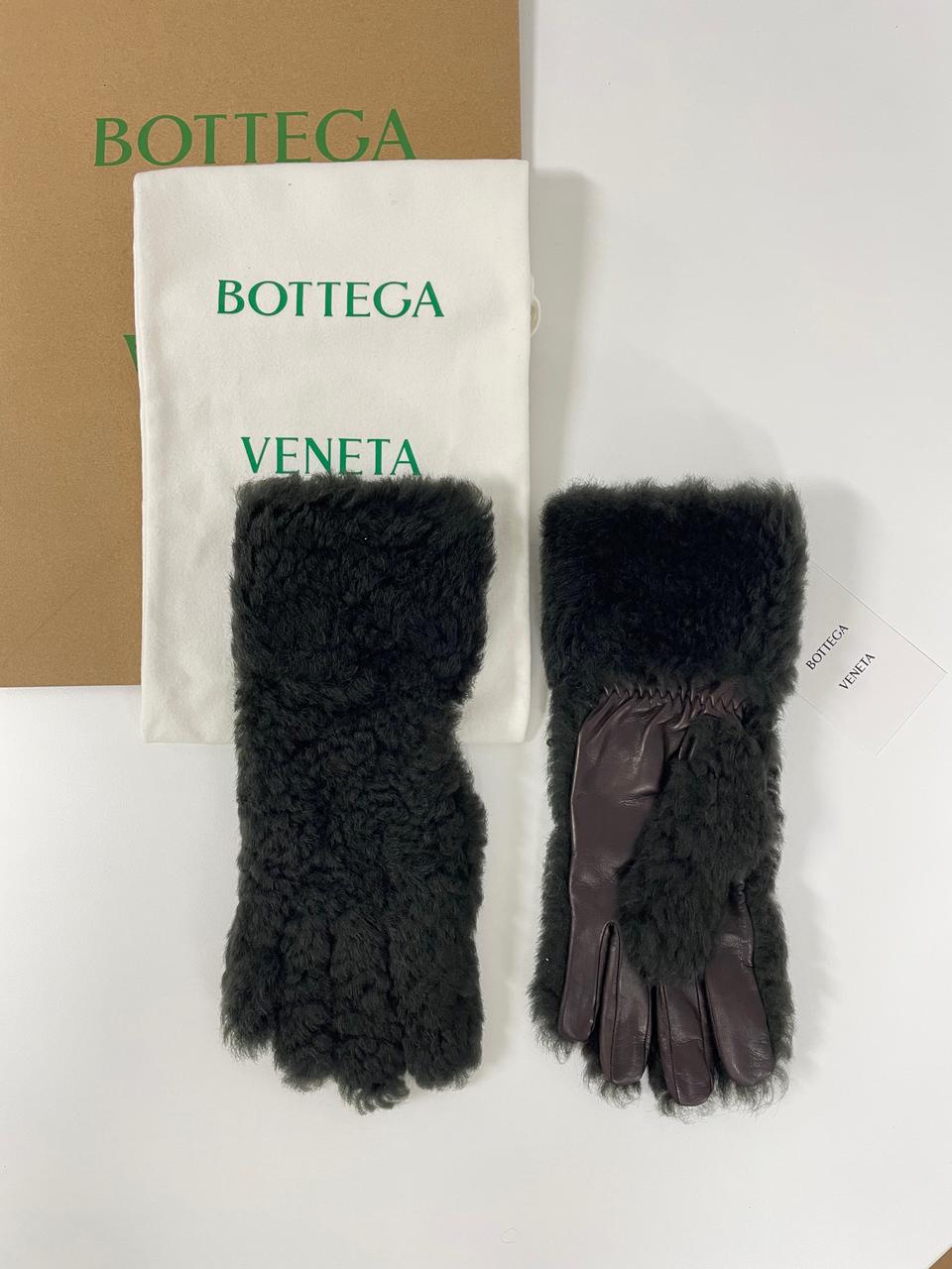 새상품 보테가 베테타 테디 시어링 레더 장갑 다크 그린