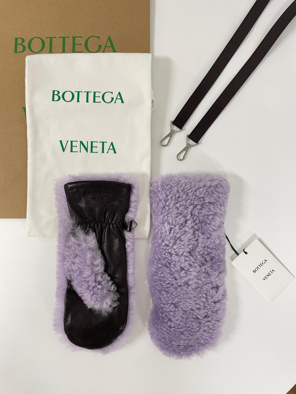 새상품 보테가 베네타 테디 시어링 레더 벙어리 장갑 라벤더 컬러
